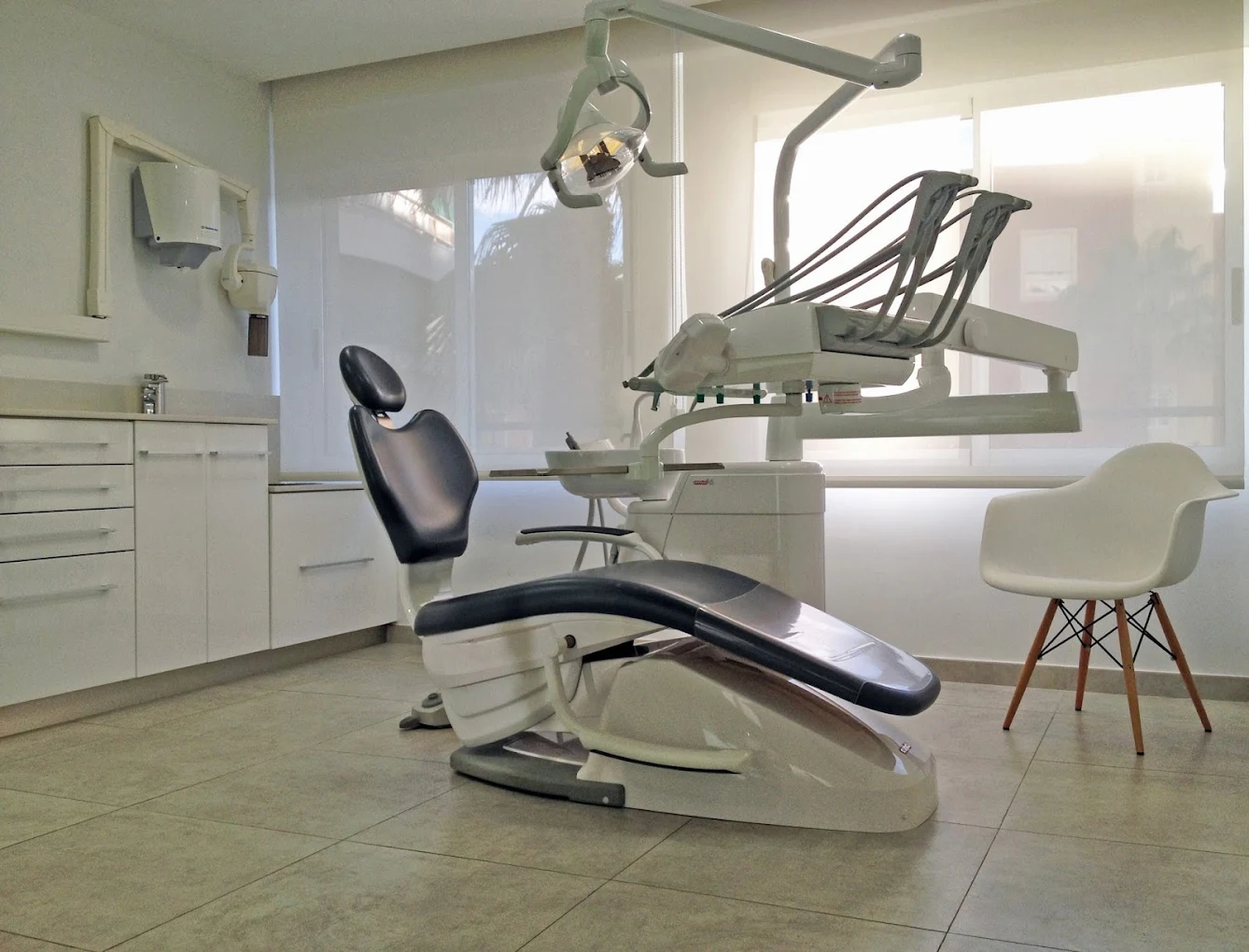 -una habitación con una silla de clínica dental